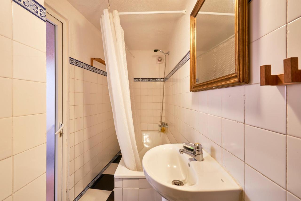 Light Filled Apartment Near Chiado, By Timecooler リスボン エクステリア 写真